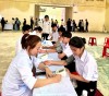 Học sinh được kiểm tra mạch và đo huyết áp trong bước khám thể lực tổng quát.