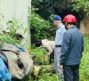 Ngành Y tế khuyến cáo mỗi gia đình dành ít nhất 10 phút mỗi tuần để kiểm tra, loại bỏ các dụng cụ đọng nước, diệt lăng quăngđể phòng bệnh sốt xuất huyết (Ảnh: Thu Loan)