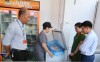 Đoàn kiểm tra khu vực bảo quản, lưu trữ thực phẩm tại cơ sở.