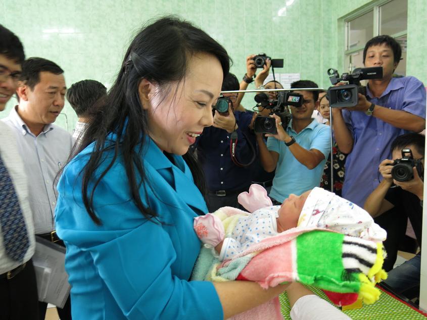 Bộ trưởng Nguyễn Thị Kim Tiến thăm khoa Sản - BVĐK tỉnh.