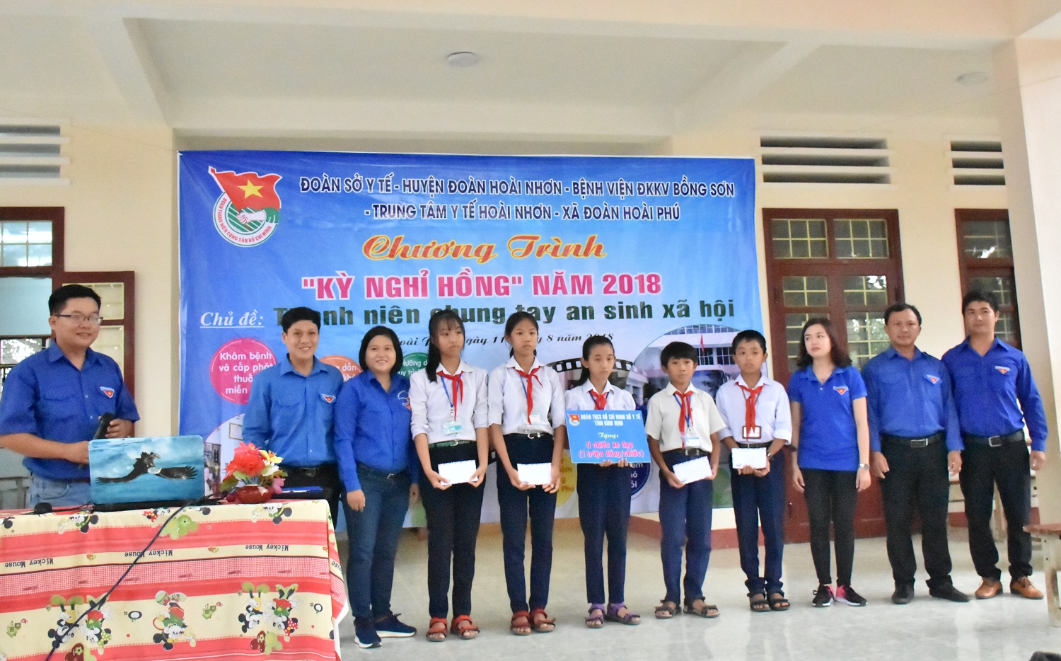 Đoàn Sở Y tế đã tặng 05 xe đạp (mỗi xe trị giá 1 triệu đồng) cho các em học sinh vượt khó học giỏi của Trường THCS Hoài Phú