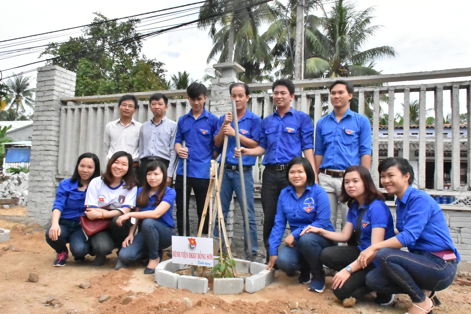Đoàn Thanh niên đã trồng 05 cây lưu niệm tại Trường THCS Hoài Phú