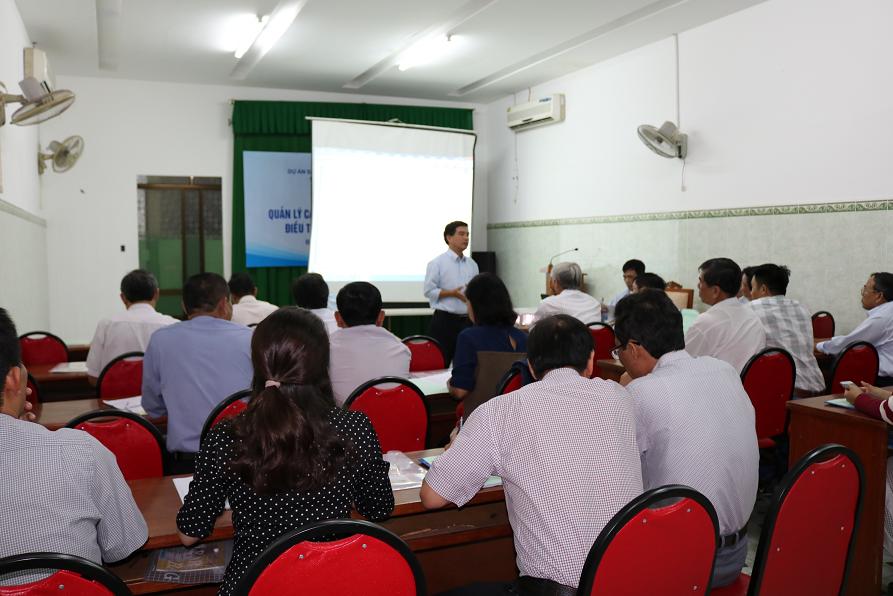 Lãnh đạo Trung tâm Phòng chống Sốt rét và Các bệnh nội tiết tỉnh trao đổi với cán bộ y tế tuyến huyện tại lớp tập huấn.