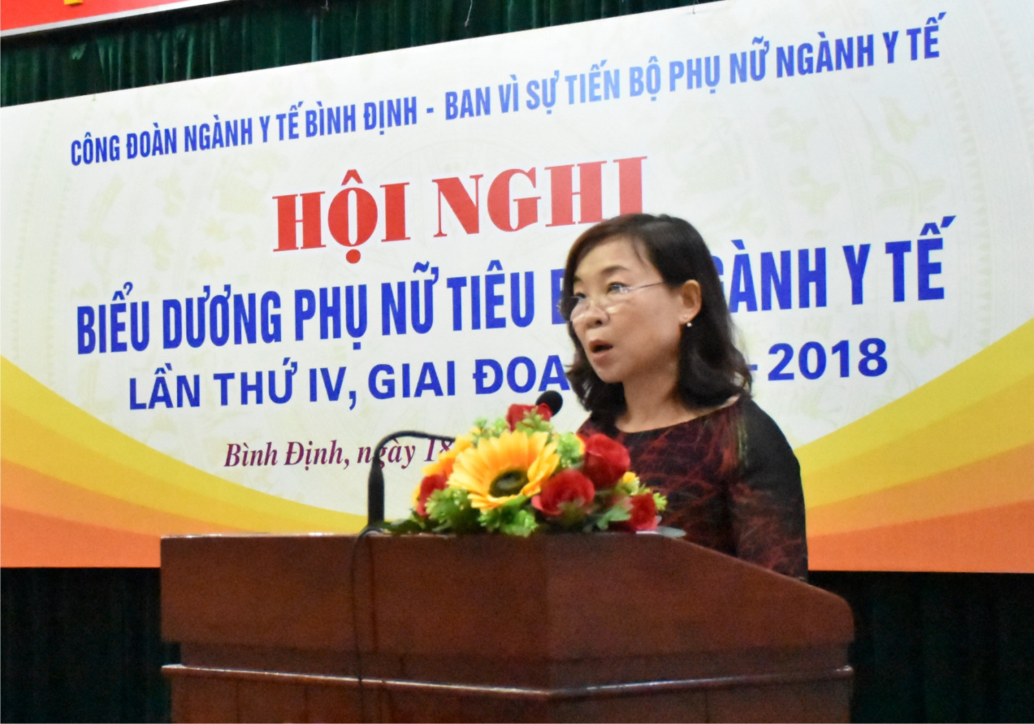 Bà Nguyễn Thị Thanh Tâm - Phó Chủ tịch - Trưởng Ban nữ công Công đoàn Ngành Báo cáo phong trào thi đua nữ CBCCVCNLĐ ngành Y tế trong 5 năm