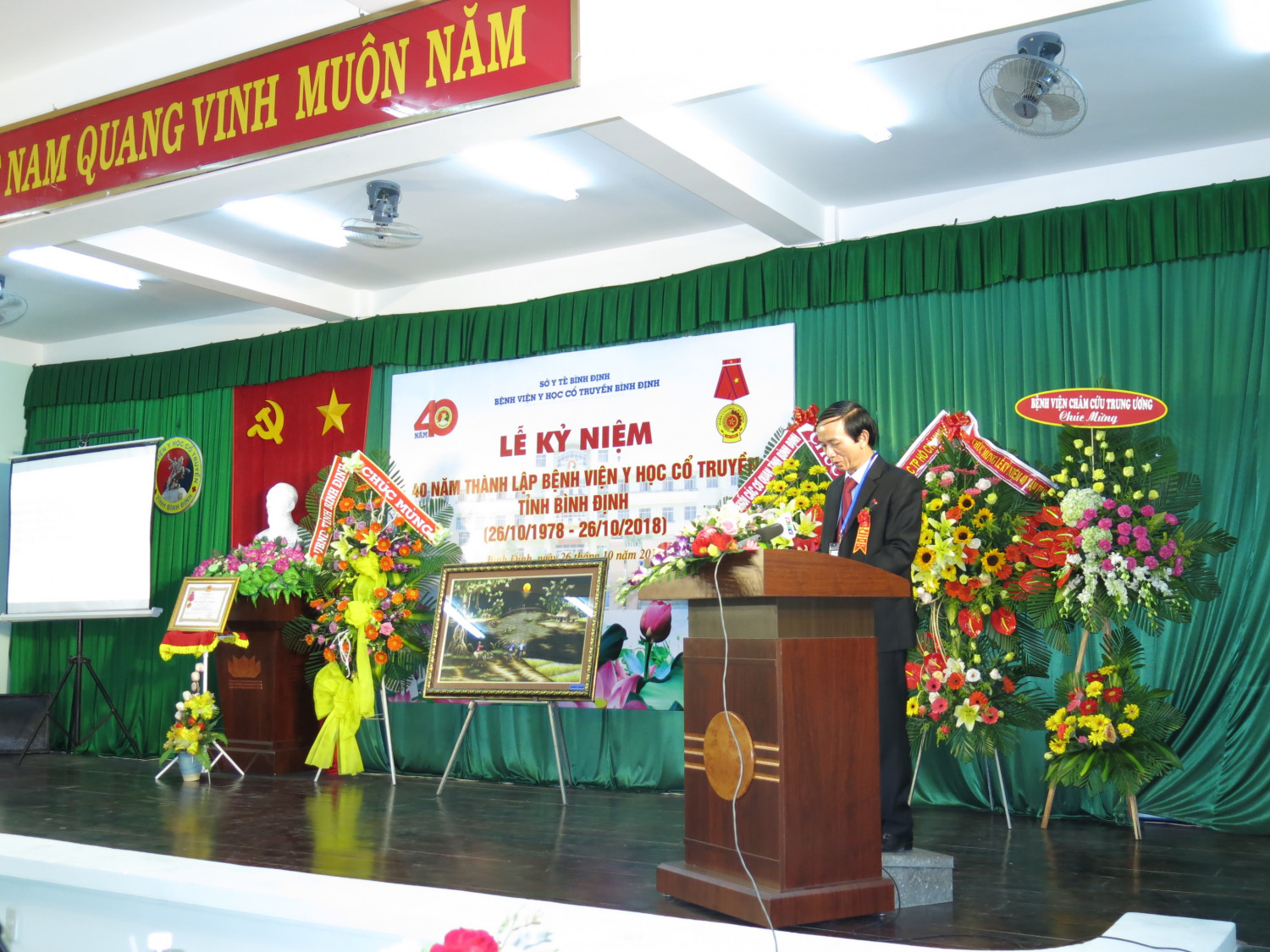 ttutbsckiile phuoc nin giam doc benh vien bao cao 40 nam xay dung va phat trien benh vien y hoc co truyen so 2