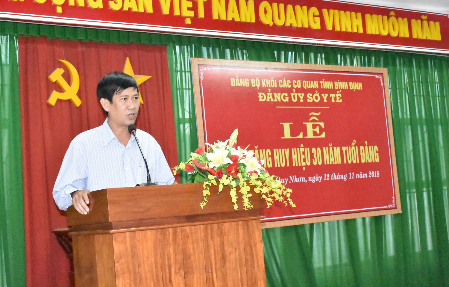 Đồng chí Nguyễn Hữu Lộc, Phó Bí thư Đảng uỷ Khối các cơ quan tỉnh phát biểu tại buổi Lễ