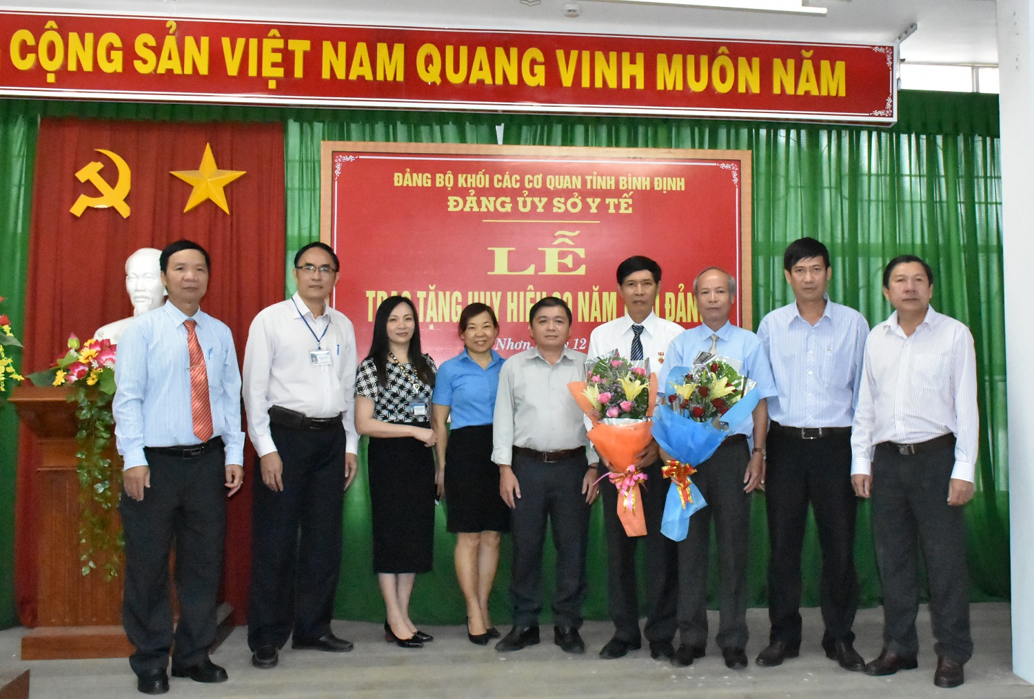 Đồng chí Nguyễn Hữu Lộc, Phó Bí thư Đảng uỷ Khối các cơ quan tỉnh, UVBTV Đảng ủy Sở Y tế, Lãnh đạo Sở Y tế, đại diện 02 Chi bộ và cán bộ nhận huy hiệu 30 tuổi Đảng chụp hình lưu niệm