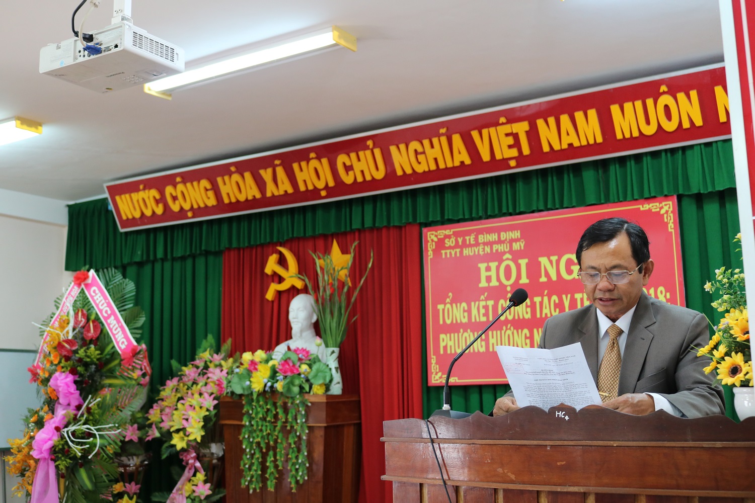 BSCKII. Đỗ Văn Hoàng - Giám đốc Trung tâm Y tế đọc báo cáo tổng kết công tác y tế năm 2018 và phương hướng nhiệm vụ năm 2019
