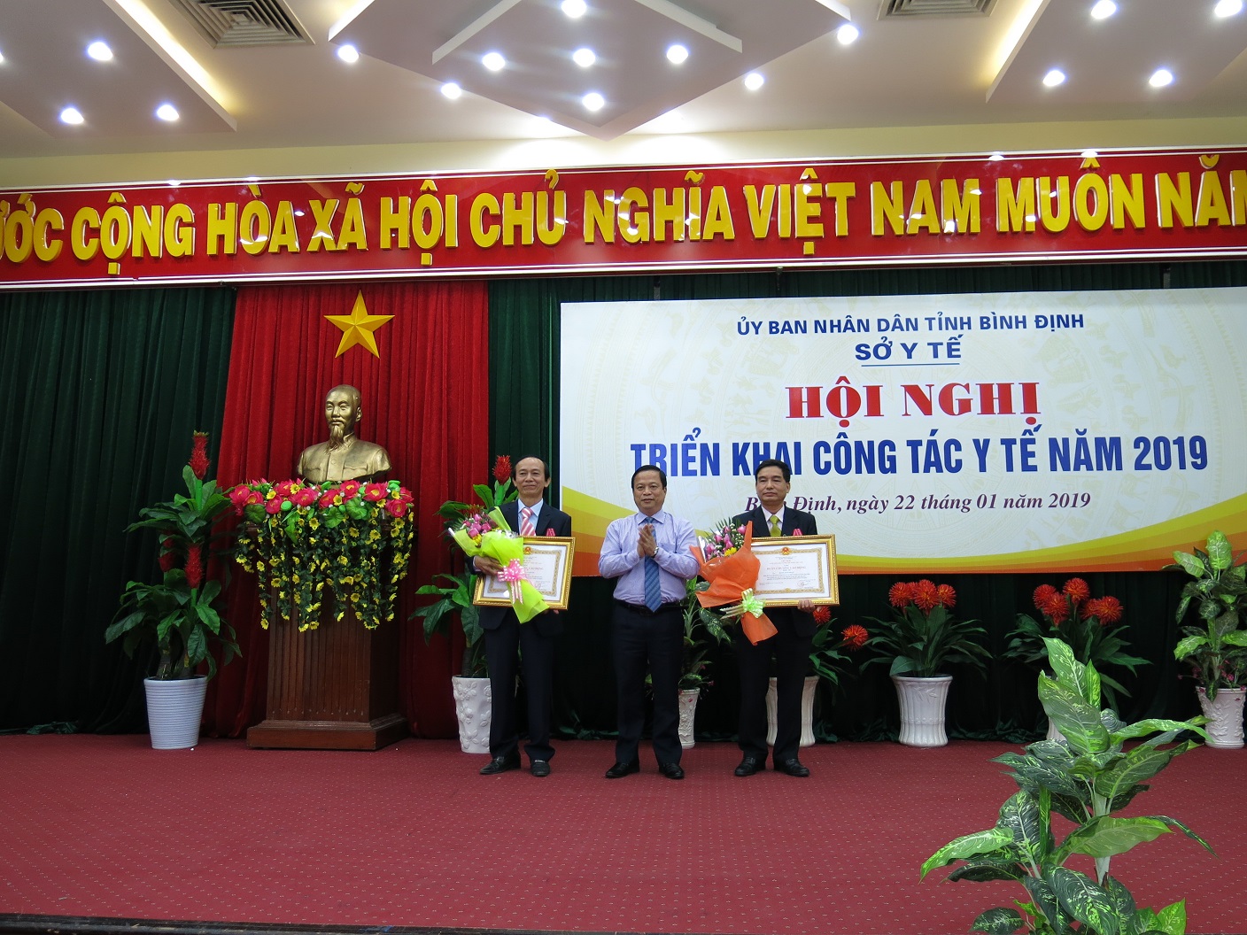 tặng thưởng Huân chương Lao động hạng III cho Bệnh viện Y học cổ truyền tỉnh; Ông Hoàng Xuân Thuận Phó Giám đốc Trung tâm Kiểm soát bệnh tật tỉnh