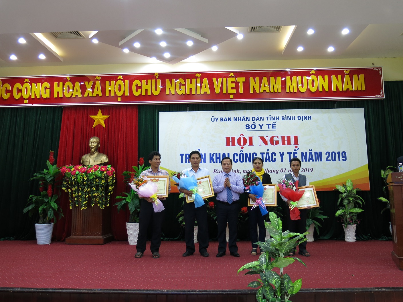 trao giấy chứng nhận công nhận 04 xã mới thực hiện đạt Bộ Tiêu chí Quốc gia về y tế xã trong năm 2018