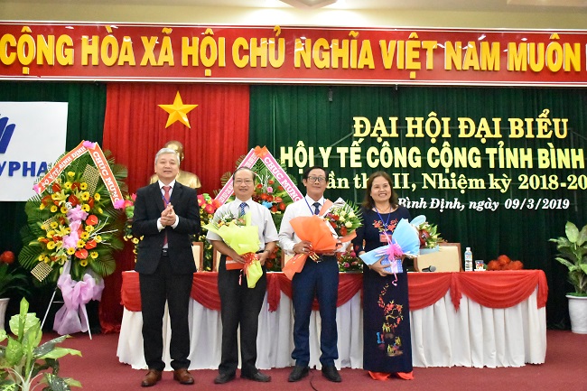 Chủ tịch Hội Y tế công cộng tỉnh Bình Định tặng hoa và qùa lưu niệm cho các đồng chí trong Ban chấp hành nhiệm kỳ I.