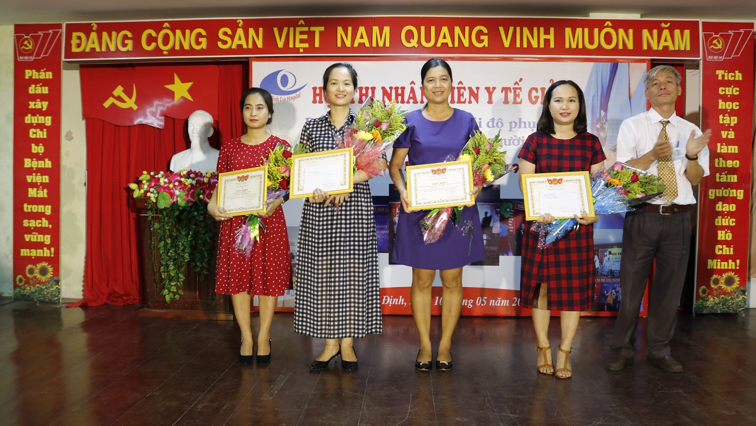 Lãnh đạo Bệnh viện trao giải cho các đội thi