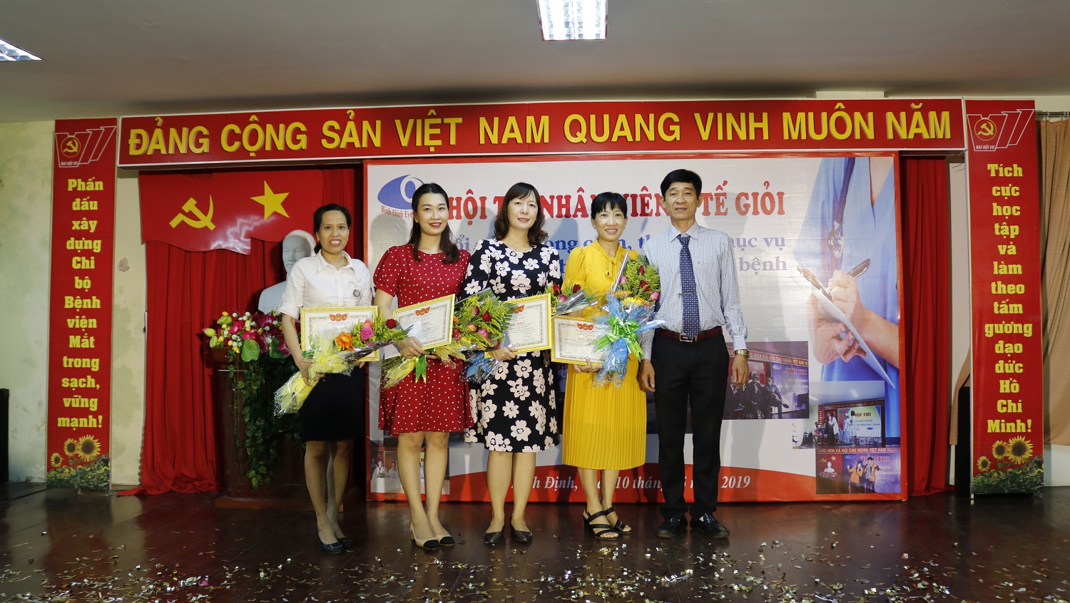 Lãnh đạo Bệnh viện trao giải cho các đội thi