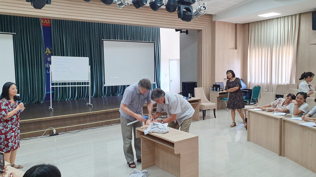 Bác sĩ chuyên khoa Nhi Johan Morreau và John Doran thực hành Hồi sức sơ sinh