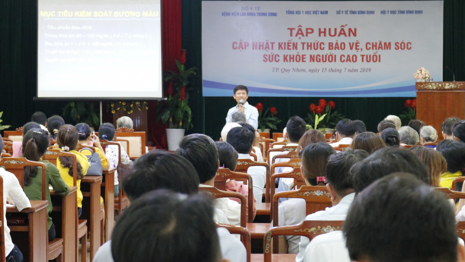 TS.BS. Trương Hồng Sơn – Phó Tổng thư ký Tổng Hội Y học Việt Nam, Viện trưởng Viện Y học ứng dụng Việt Nam thông tin về Dinh dưỡng cho người cao tuổi