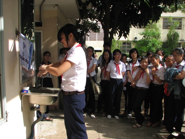 Hinh bai viet tay chan mieng 2
