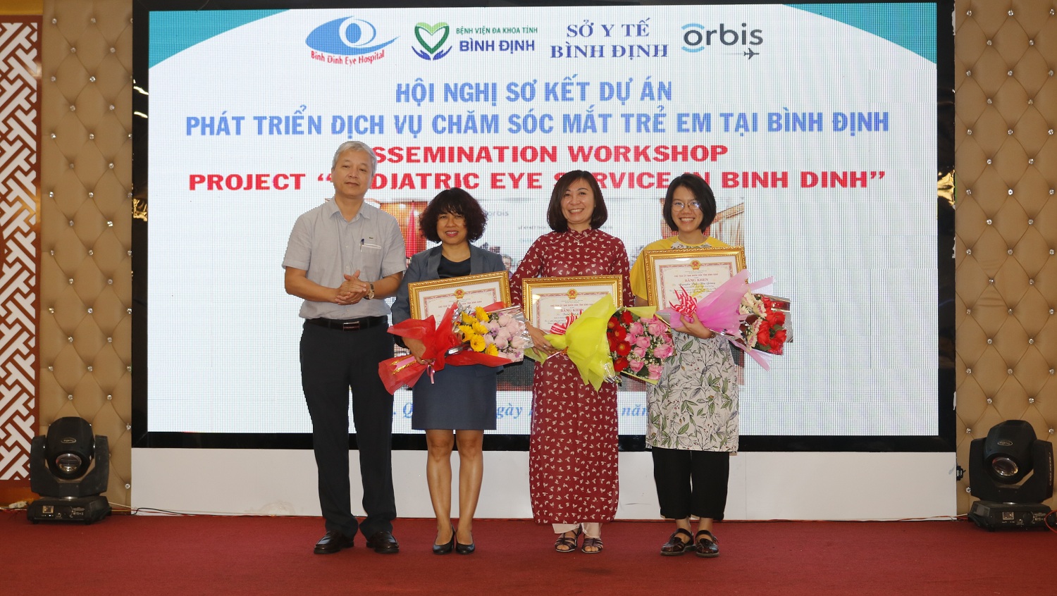 Giám đốc Sở Y tế Lê Quang Hùng trao Bằng khen UBND tỉnh cho Tổ chức Orbis Quốc tế tại Việt Nam và 03 cá nhân.