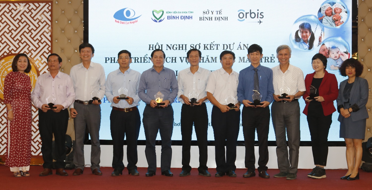 Đại diện Tổ chức Orbis Quốc tế tại Việt Nam trao Kỷ niệm chương cho 10 tập thể và 11 cá nhân