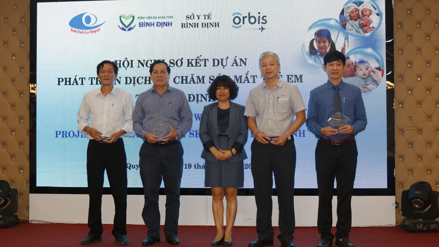 Đại diện Tổ chức Orbis Quốc tế tại Việt Nam trao Kỷ niệm chương cho 10 tập thể và 11 cá nhân