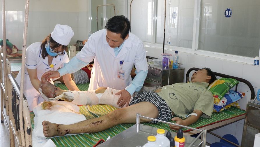 bs Hùng khoa ngoại chấn thương kham bệnh nhân