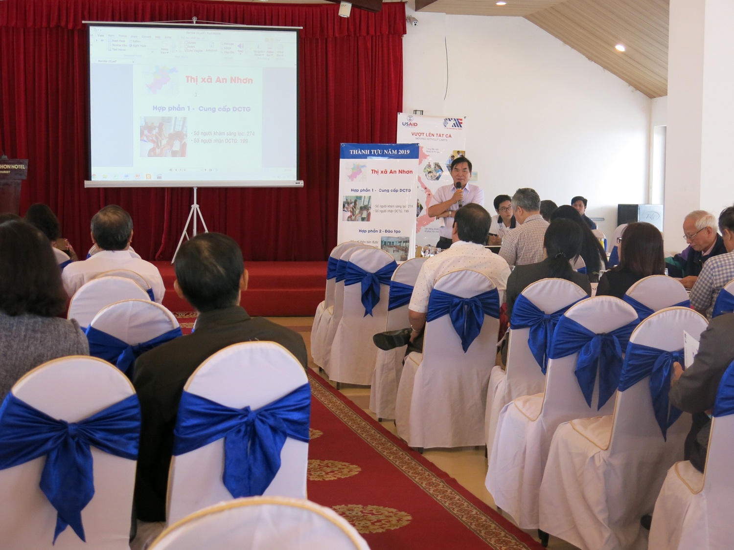 Bác sĩ Cao Văn Bảy – Phó Giám đốc Trung tâm Y tế thị xã An Nhơn báo cáo tham luận về kết quả hoạt động Dự án “Hỗ trợ người khuyết tật vận động” năm 2019 và những chia sẻ kinh nghiệm trong quá trình triển khai Dự án.