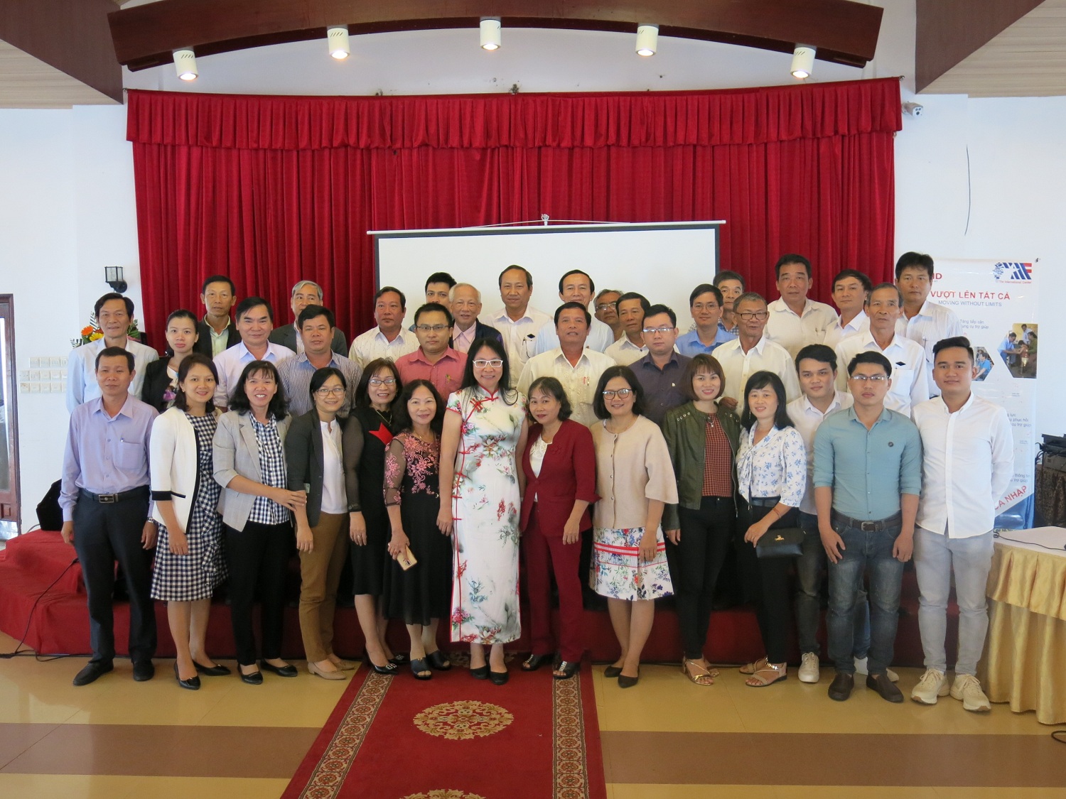 Các đại biểu tham dự Hội thảo chụp ảnh lưu niệm.