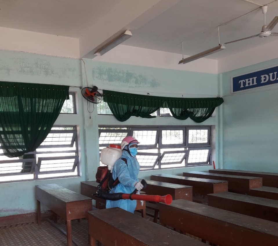  Phun hóa chất chủ động bằng Cloramin B phòng, chống bệnh viêm đường hô hấp cấp do chủng mới của vi rút Corona (nCoV) tại Trường THPT Võ Giữ