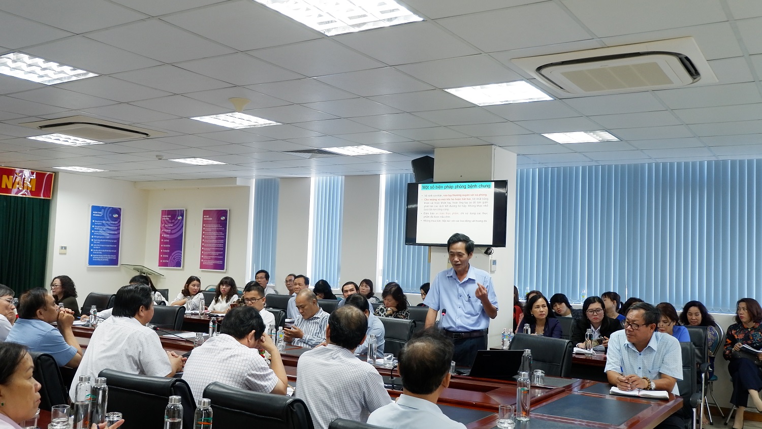 Ông Bùi Ngọc Lân, Giám đốc Trung tâm Kiểm soát bệnh tật báo cáo tại buổi tập huấn (Thu Phương)