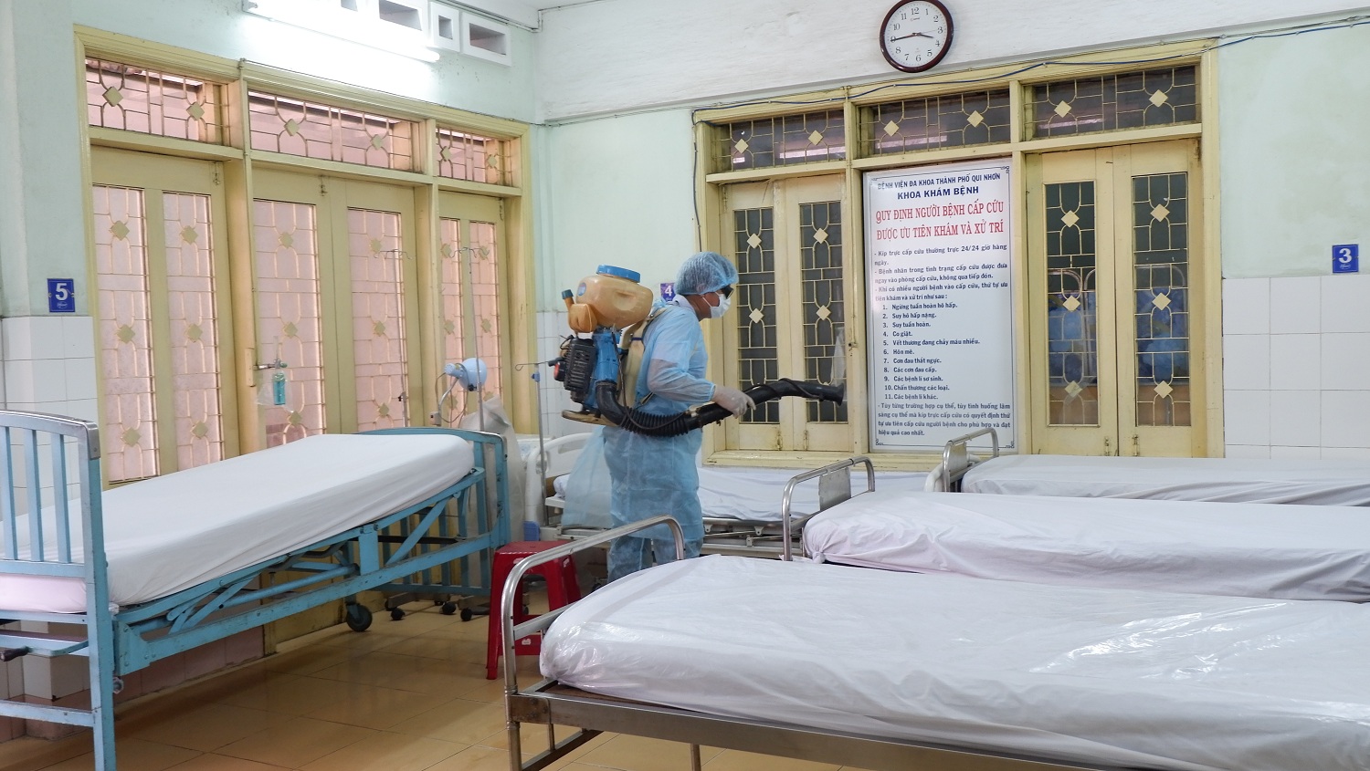 Khử khuẩn buồng bệnh tại Phòng cấp cứu lưu của Khoa Khám bệnh, Trung tâm Y tế thành phố Quy Nhơn trong buổi diễn tập (Thu Phương)