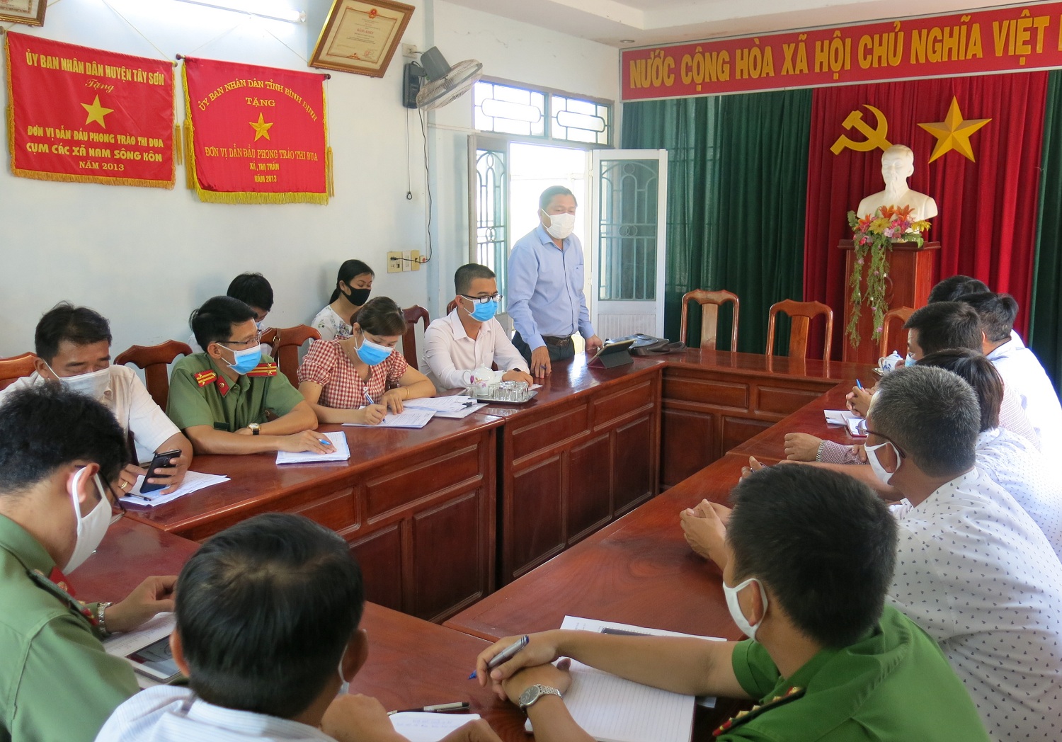 Ông Nguyễn Văn Trung – Phó Giám đốc Sở Y tế, Ủy viên Ban Chỉ đạo tỉnh phát biểu tại Ủy ban nhân dân xã Tây Xuân (Thu Phương)