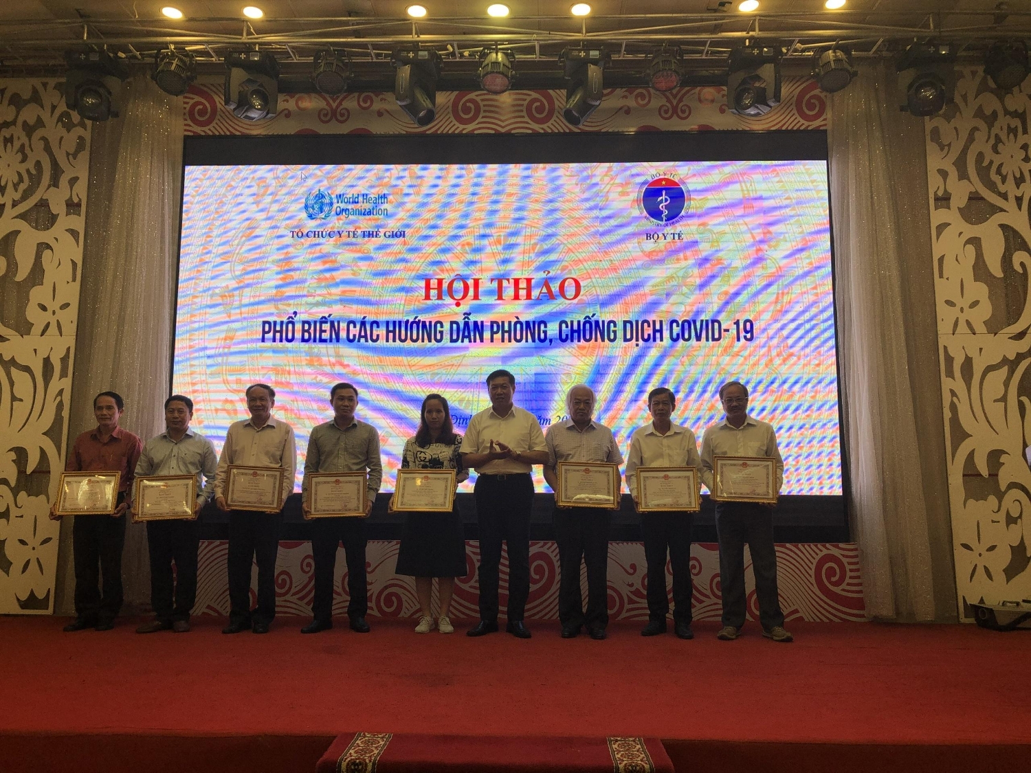 Đại diện Bộ Y tế Thứ trưởng Đỗ Xuân Tuyên trao bằng khen cho các tập thể đạt thành tích xuất sắc trong công tác An toàn, vệ sinh lao động năm 2019