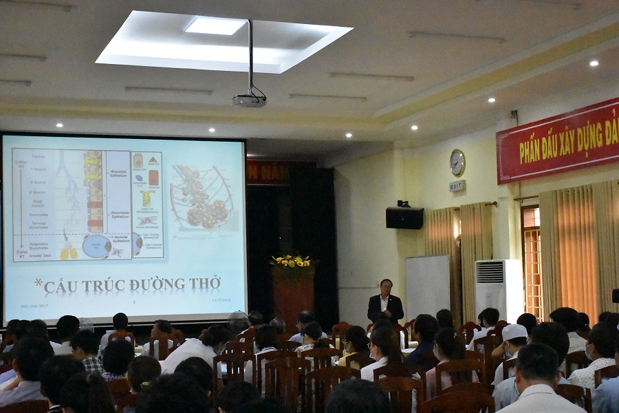 PGS TS Đinh Ngọc Sỹ, Phó Chủ tịch tổng hội Y học Việt Nam báo cáo chuyên đề