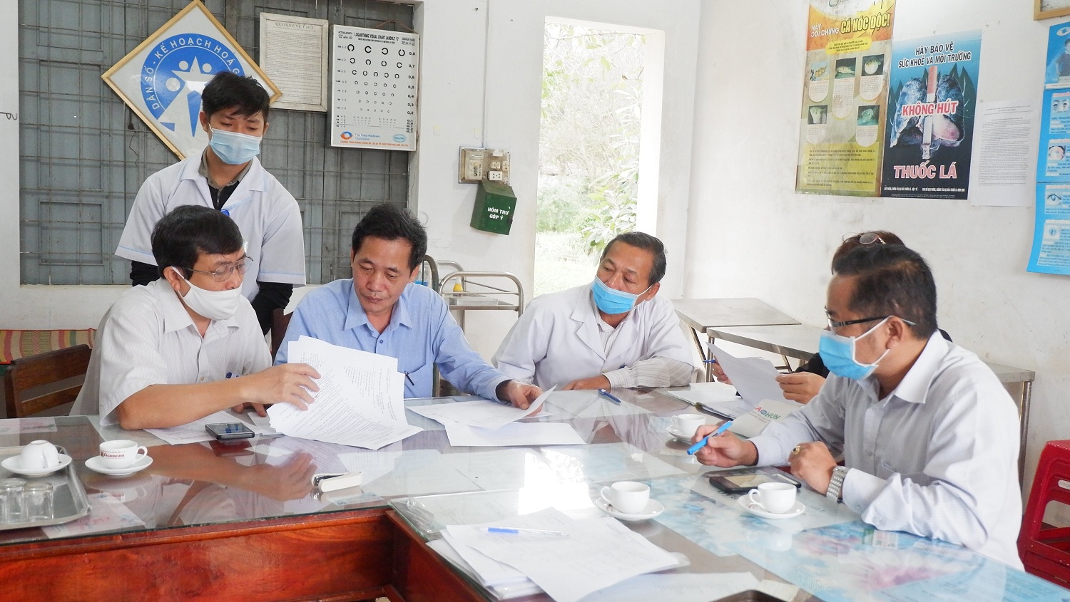 Đoàn Giám sát Trung tâm Kiểm soát Bệnh tật tỉnh làm việc tại Trạm Y tế xã Mỹ An (Ảnh: Thu Phương)