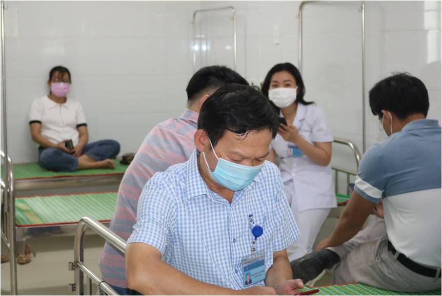 Nhân viên y tế ngồi tại phòng theo dõi sau tiêm ít nhất 30 phút. Ảnh Thu Hiền