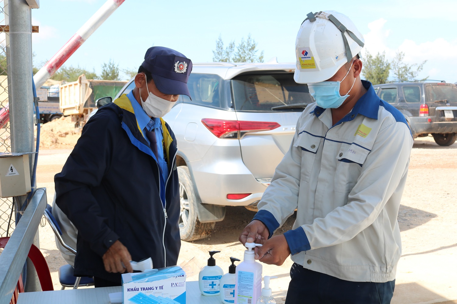 2.	Công nhân Công ty FICO thực hiện sát khuẩn tay.