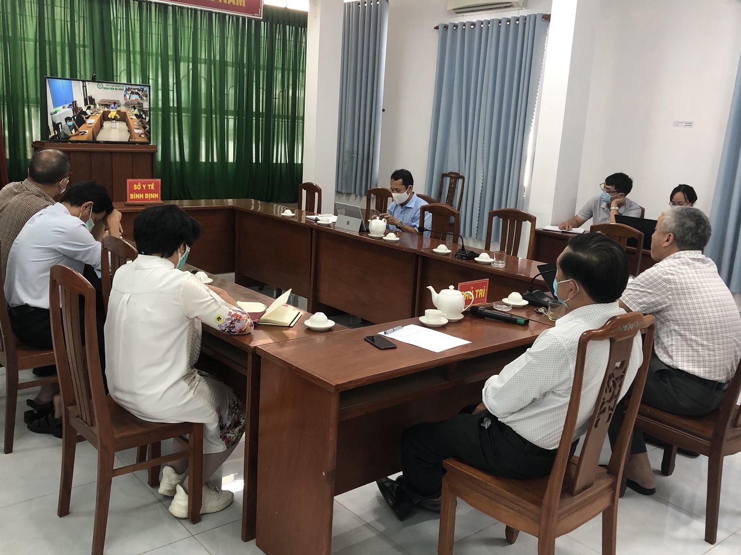 Lãnh đạo Sở và lãnh đạo các phòng ban thuộc Sở nghe các điểm cầu báo cáo.