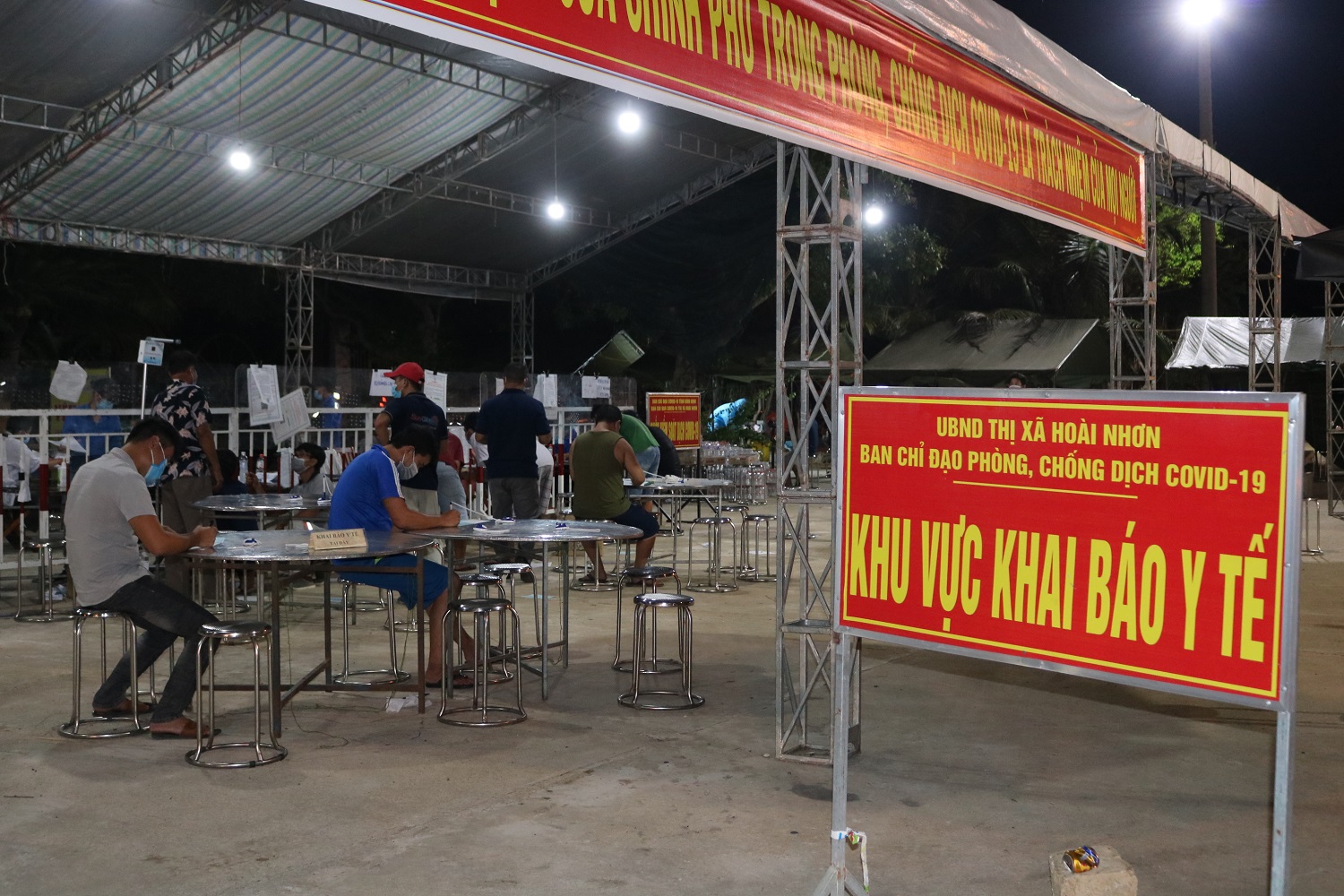 Các lái xe khai báo y tế tại Chốt kiểm soát dịch COVID-19 Đèo Bình Đê, thị xã Hoài Nhơn. (ảnh Thu Hiền)
