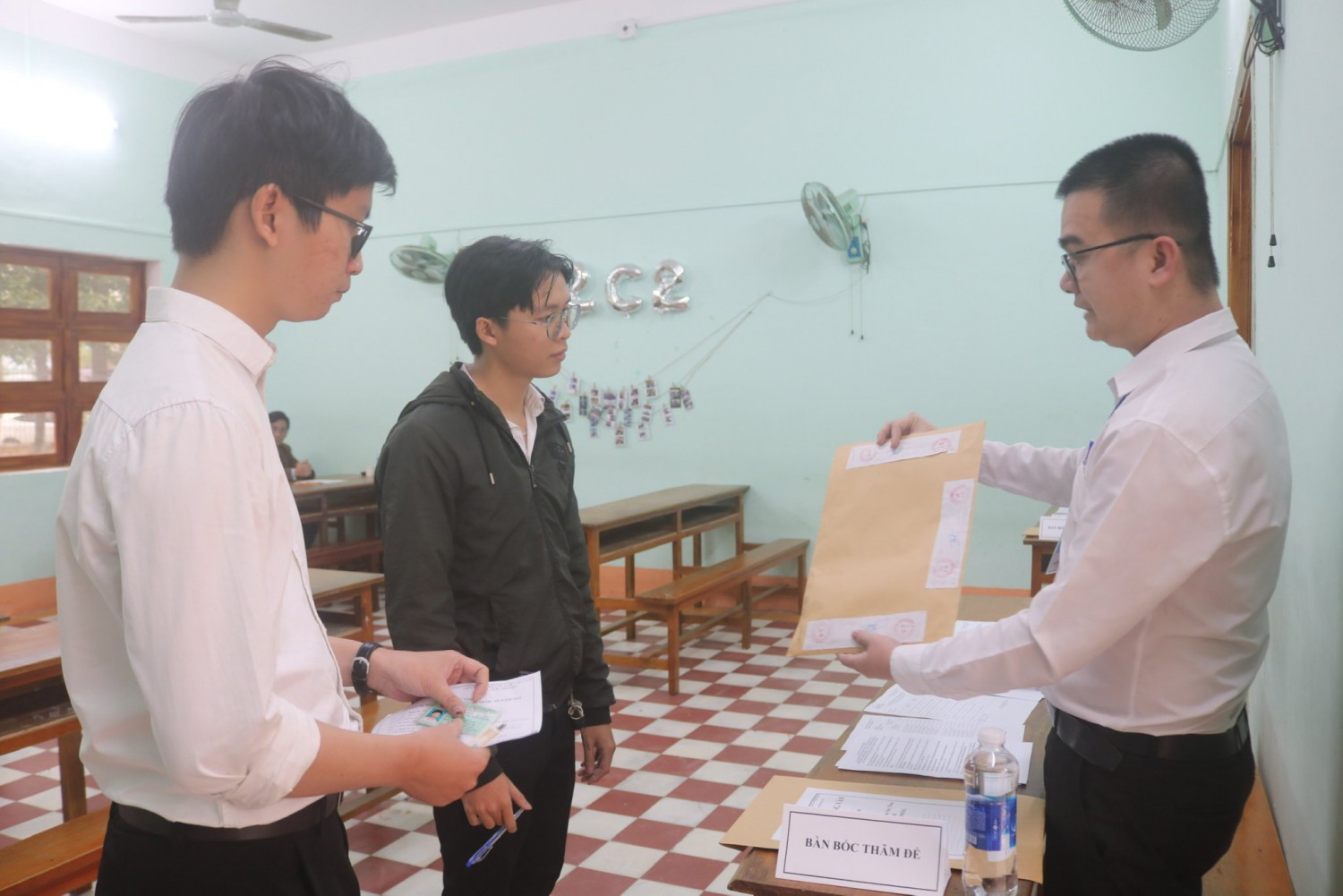 Thí sinh kiểm tra, niêm phong đề thi trước khi thi (ảnh Thu Hiền)