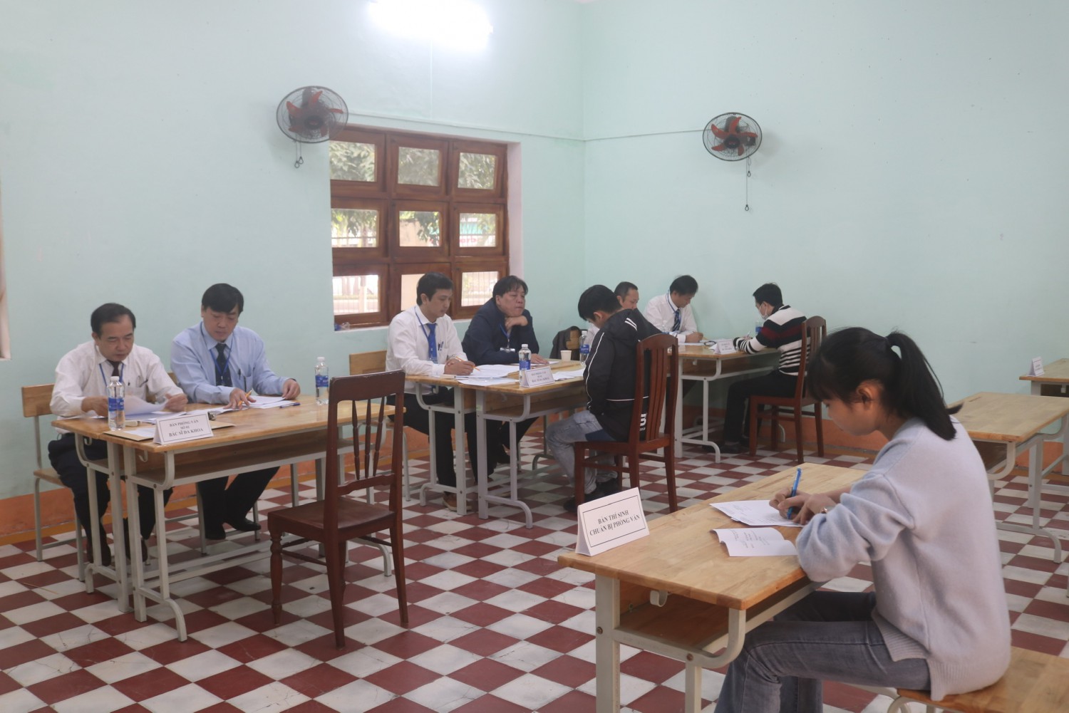 Thí sinh trả lời phỏng vấn phần thi nghiệp vụ chuyên ngành. (ảnh Thu Hiền)