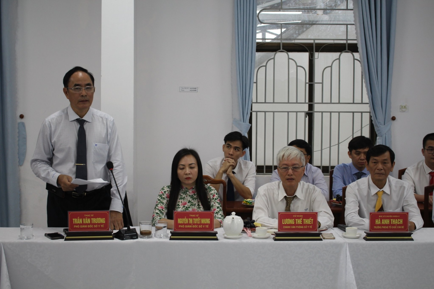 Ông Trần Văn Trương báo cáo những kết quả nội bật của ngành Y tế trong năm 2022 và những nhiệm vụ trọng tâm của ngành trong năm 2023. (Thu Hiền)