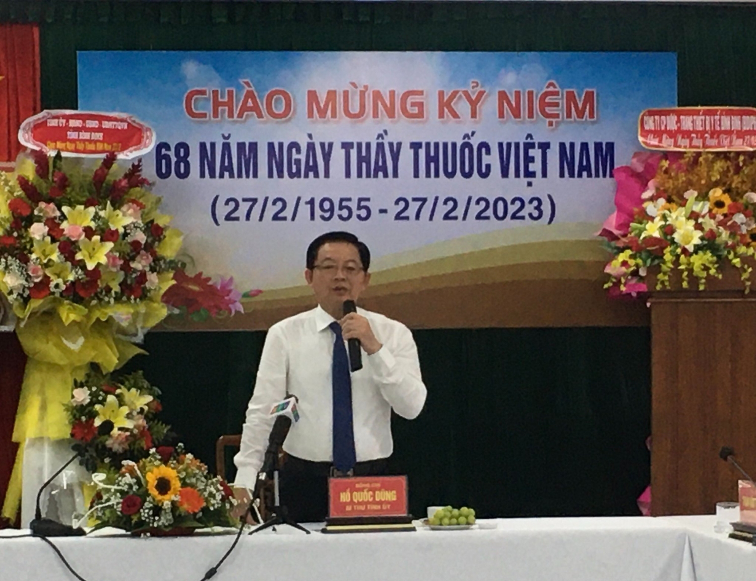 Đồng chí Bí thư Tỉnh ủy thay mặt Lãnh đạo tỉnh gửi lời cảm ơn sâu sắc đến toàn thể cân bộ nhân viên ngành Y tế. (Thu Hiền)