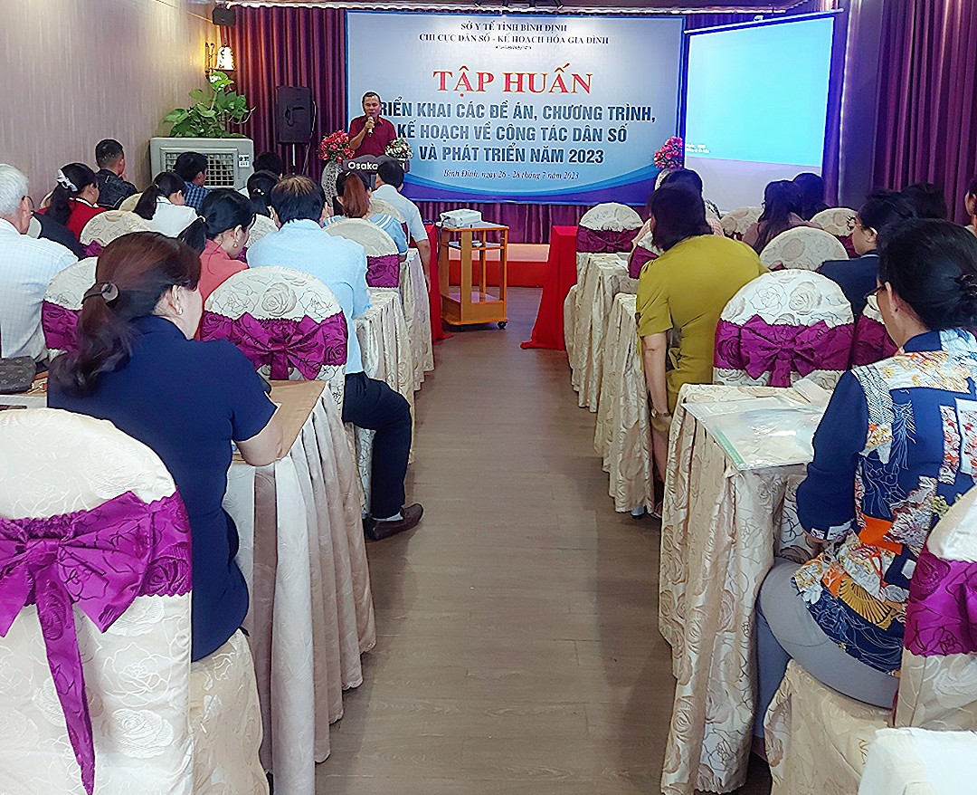 Ông Nguyễn Văn Quang – Chi cục trưởng Chi cục DS-KHHGĐ tỉnh khai mạc lớp tập huấn (Ảnh Thùy Vy)