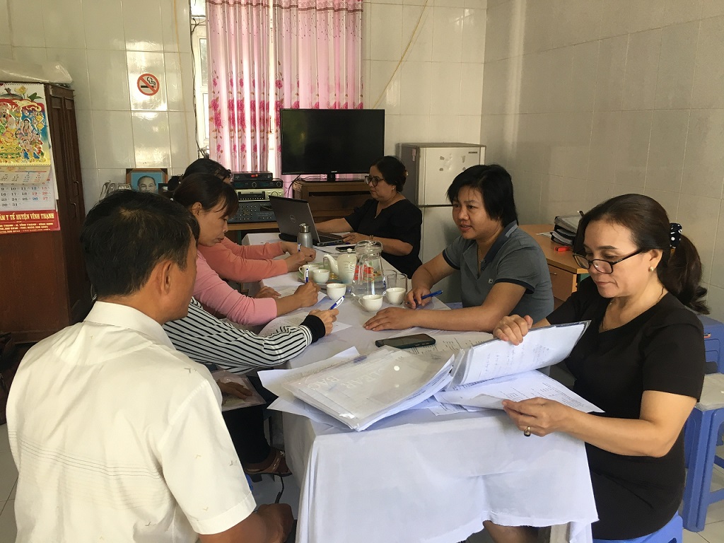 Đoàn giám sát làm việc tại Trạm Y tế xã Vĩnh Quang  (Ảnh: Chi cục Dân số - KHHGĐ tỉnh cung cấp)