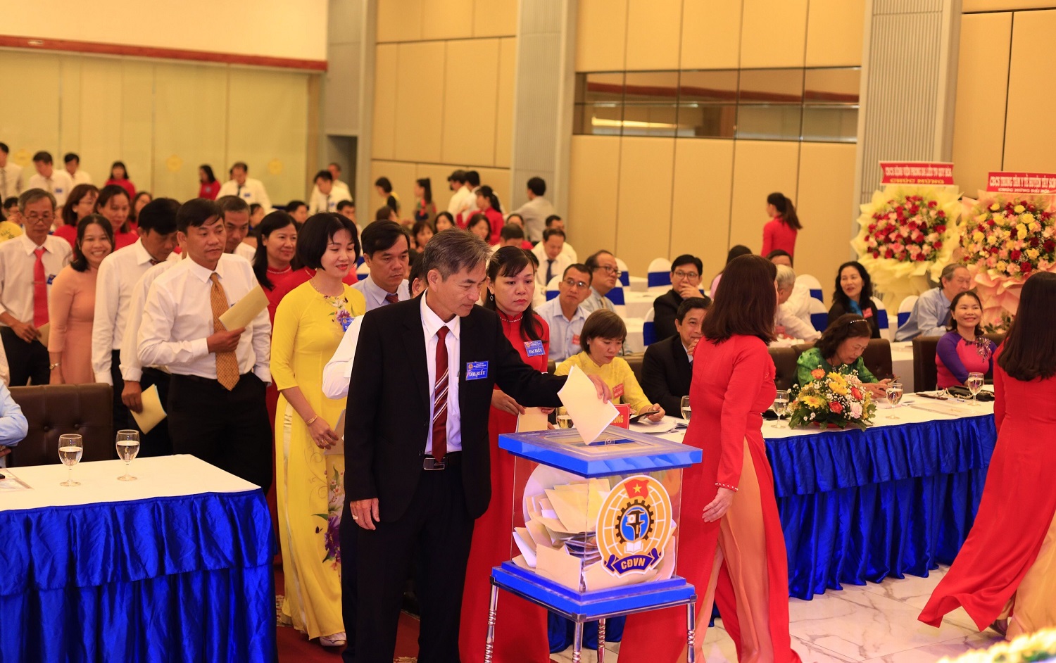 Đoàn viên công đoàn bỏ phiếu bầu Ban chấp hành Công đoàn ngành Y tế lần thứ XI, nhiệm kỳ 2023-2028