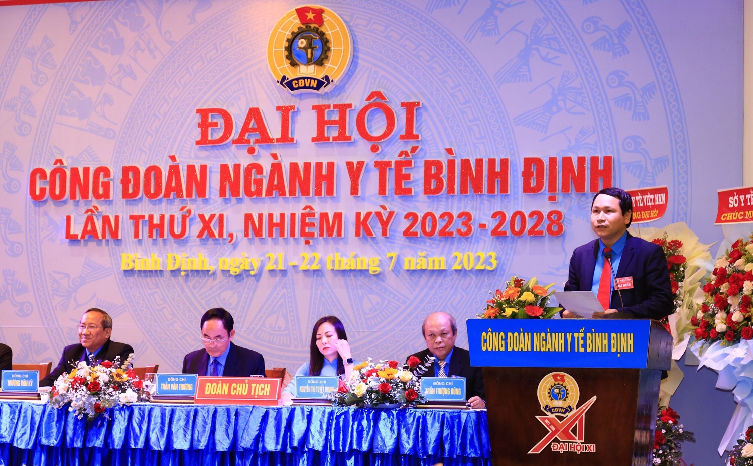 Ông Hà Duy Trung, Chủ tịch LĐLĐ tỉnh phát biểu và tặng cờ chúc mừng Đại hội Đại hội Công đoàn ngành Y tế lần thứ 11, nhiệm kỳ 2023-2028