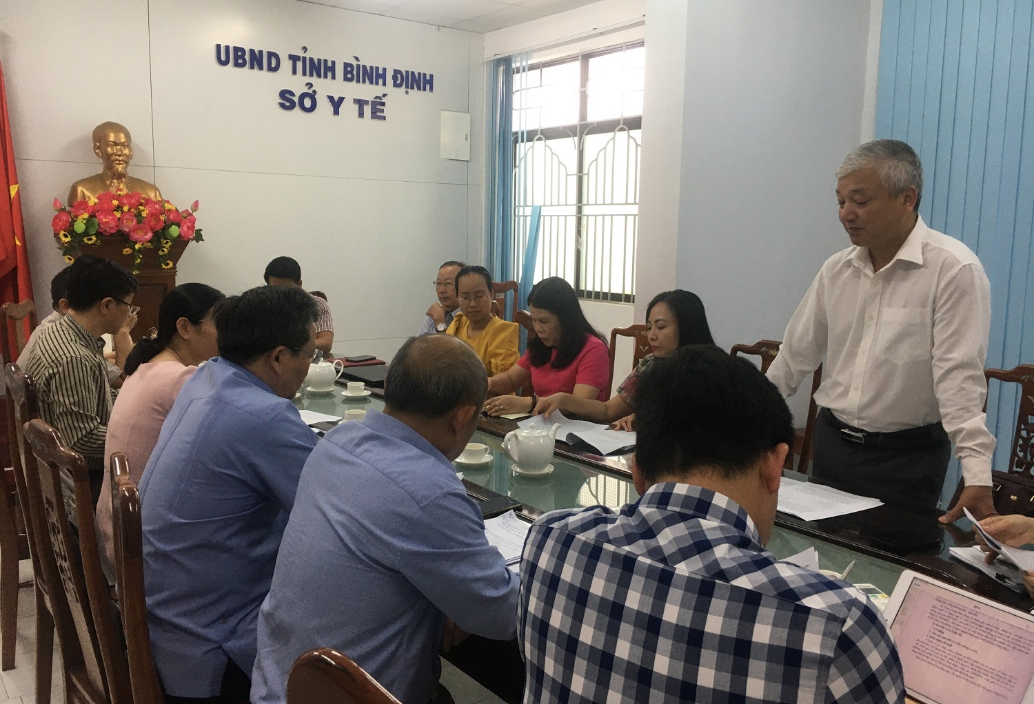 Ông Lê Quang Hùng, Giám đốc Sở Y tế báo cáo về công tác PBGDPL của ngành Y tế cùng với Đoàn Kiểm tra. (Ảnh Thu Hiền)