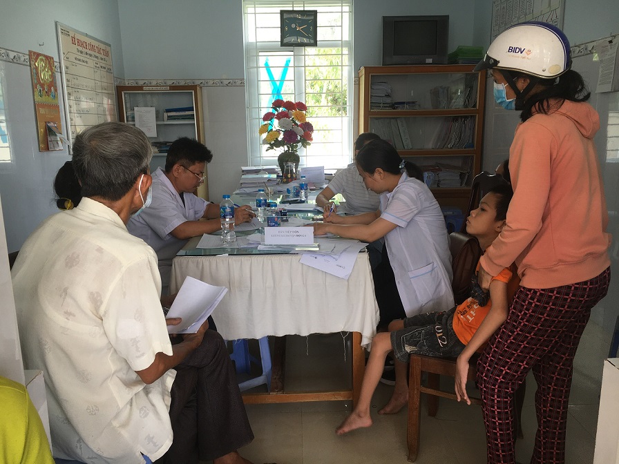 Đoàn khám tại xã Mỹ Chánh, huyện Phù Mỹ (ảnh Thu Hiền)