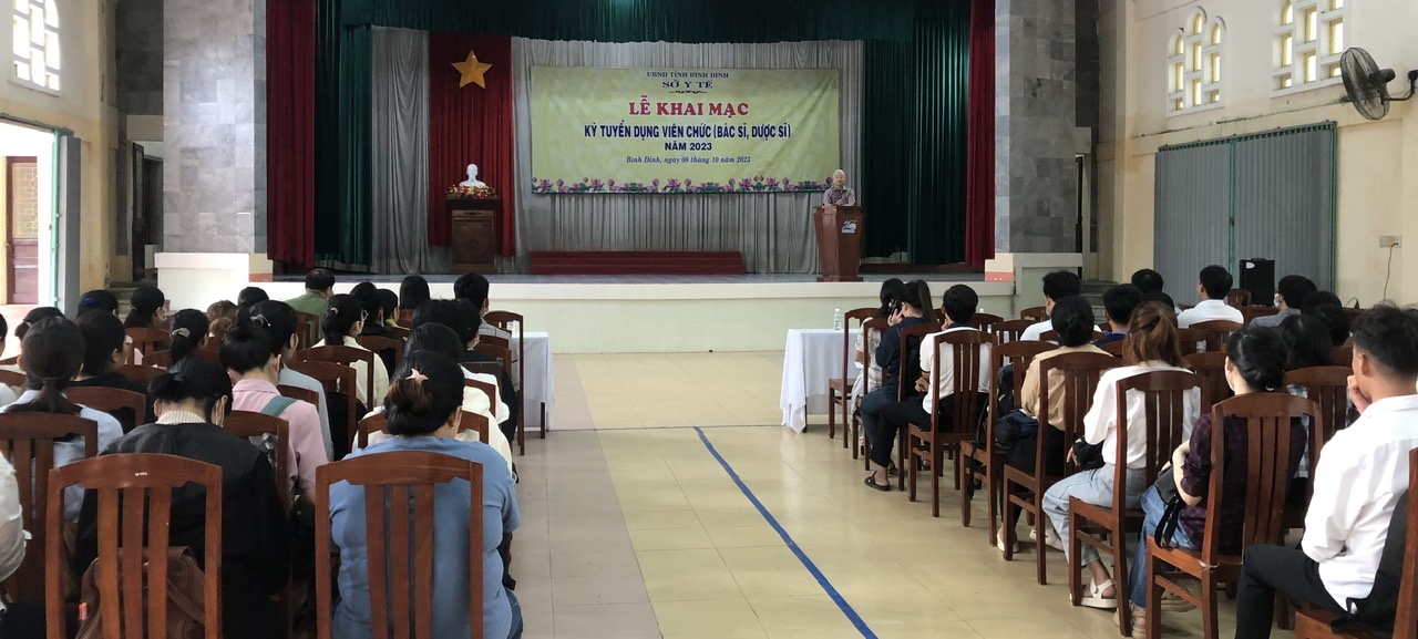Quang cảnh buổi khai mạc kỳ thi tuyển dụng viên chức năm 2023 tại Trường THPT Quốc Học (Ảnh: Thu Phương)