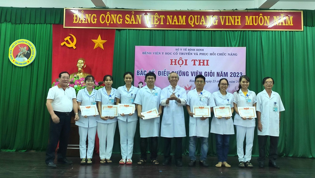 Bác sỹ, Điều dưỡng viên giỏi  nhận giấy khen