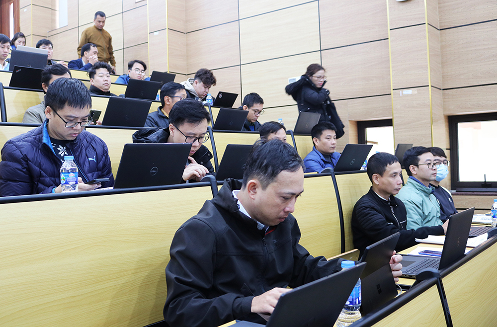 Các học viên thực hành ứng phó với các mối nguy cơ mất ATTT tại buổi tập huấn